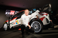 「ヤリスWRC」とチーム代表のトミ・マキネン氏。
