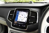 センターコンソールには9インチのタッチ式ディスプレイが備わる。縦型の画面は、カーナビのマップとして視認性に優れる。