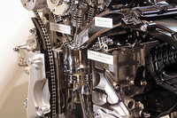 「Dynamic Force Engine」のカットモデル。写真中央に見られるバルブ部分の新工法「レーザークラッドバルブシート」が高効率化のポイントとされる。