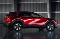 大きくうねったボディーのやや後方寄りに、薄くて小さいキャビンを載せた「CX-30」。そのデザインは、他のどのモデルにも似ていない。