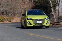 足まわりはフロントがストラットでリアがトーションビーム。コンベンショナルな設定ながら、低速域から高速域までフラットな乗り心地の持ち主だ。