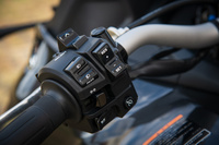 「ナイケン」ではロングツーリングで重宝するクルーズコントロールも標準装備。4速以上のギアでの走行中に使用できる。