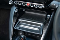 鍵盤スイッチ下部のふたを開けると置くだけでスマートフォンを充電できるスペースが隠されている。ふた自体もトレーとして機能する。