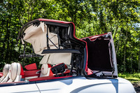 Z字に折りたたまれる多層構造のソフトトップは電動式。開閉それぞれが約19秒で完了し、走行中でも50km/hまでなら作動できる。