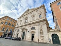 サン・ルイジ・デイ・フランチェージ教会。上院議会会議場に近いため、周辺は公用車の待機場になっている。