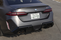 リアには巨大なディフューザーを装備。せり立ったフィンが物々しい。