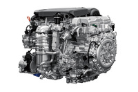 新開発の2リッター直4直噴ガソリンエンジン。最高で41％という高い熱効率を実現している。