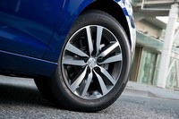 タイヤサイズは前後とも205/55R16。テスト車にはグッドイヤーの低燃費タイヤ「エフィシエントグリップ」が装着されていた。