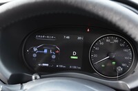 メーターパネルにエネルギーフローを表示。前後アクスルに向けて電気が流れていることが確認できる。