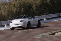 ベース車の「S」と同様、「990S」にもリアのスタビライザーは備わらない。そのためコーナリング時には比較的大きなロールを伴って曲がっていく。