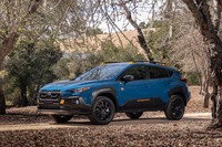 北米モデルとして2023年4月に発表された「クロストレック ウィルダネス」。2021年3月に登場した「アウトバック ウィルダネス」、2021年9月の「フォレスター ウィルダネス」に続くシリーズ第3弾モデルで、最低地上高は標準モデルからプラス0.6インチ（約15mm）の9.3インチ（約236mm）が確保される。