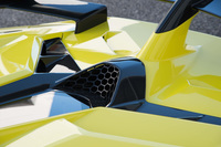 エンジンフードの後端に備わるエアインテーク。通常は閉じているが、高速走行時にフラップが開き、リアウイングのエアアウトレットへと空気を流す。