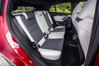 後席の背もたれは40：20：40の3分割可倒式で、個別にリクライニングが可能。頭上に窮屈さはなく、大人でも快適に過ごせるスペースが確保されている。ただしリアピラーの面積が広く、運転席から斜め後ろは見にくい。