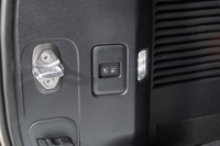 エアサスペンションを備えた「ディフェンダー130」は、荷室のスイッチで車高を下げることが可能。荷物を載せ下ろしする際の負担を低減してくれる便利機能で、永田選手も重宝しているという。