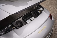 「911スピードスター」には、「911 GT3」や「911R」由来の自然吸気4リッターエンジンが搭載される。写真のように、フードを開けてもエンジン本体は目視できない。