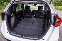 後席の背もたれを倒し、荷室を最大化した状態。走りのモデルとはいえ、実用性の高さも兼ね備えている。