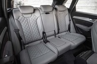 大人3人がしっかりと座れる後部座席。前席とは別にエアコンの温度設定ができる。