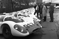 最初に生産された25台の「ポルシェ917」。写真右には、同車の開発を主導したフェルディナンド・ピエヒやヘルムート・ボットの姿が見える。