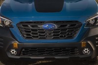 “ギア”のイメージがプンプンとただよう「アウトバック ウィルダネス」のフロントフェイス。グリルやバンパーは専用品となっている。