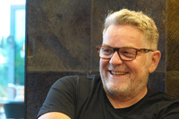 フォルクスワーゲンブランドのデザイン部門を統括するアンドレアス・ミント氏。1996年にフォルクスワーゲンでキャリアをスタートさせ、アウディやベントレーで経験を積み、2023年2月から現職で辣腕（らつわん）を振るう。