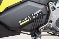 バッテリーはリチウムイオン式で、容量は約5.6kWh（96V 58Ah）。バッテリーパックはフレームの強度メンバーとしての役割も負っており、フレーム重量の軽量化（－30％）と高剛性化（＋50％）にも寄与している。