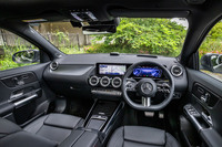 タービン型のエアコン吹き出し口が連なる特徴的なコックピットデザインは、「EQA」のベースとなる「GLA」に準じたもの。無数のスリーポインテッドスターを助手席前方に浮かび上がらせる「スターパターンインテリアトリム」も備わる。