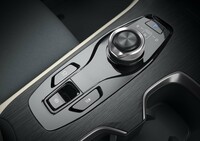 シフトセレクターはダイヤル式。側面にローレット加工が施されている。