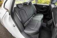 高効率なパッケージはFFプラットフォームならでは。後席も、リアウィンドウの圧迫感はややあるものの、前後・左右方向には十分なゆとりがある。