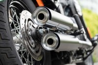 マフラーエンドはスラリと伸びた2本出し。大排気量車である割にスリムなデザインが印象的だ。