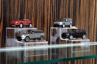 商談スペースの奥にはアクセサリーやグッズ類の展示スペースも。新たにオーナーとなった人の中には、自分のマイカーと“おそろい”のミニカーを買っていく人もいるという。