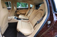 「スポーツツーリスモ」のリアシートは3人掛けが標準だが、テスト車には左右が独立シートとなるオプションが装着されていた。