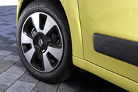 足元の仕様は15インチのスチールホイールにフルホイールキャップの組み合わせ。「インテンス」にはあった、サイドモールプロテクターのクロームモールが省略されている。