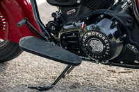 クラッチカバーに描かれたインディアンのロゴと「INDIAN MOTORCYCLE 1901」の文字。インディアンMCは1901年にバイク事業に乗り出した、現存するアメリカで最古のバイクメーカー／ブランドなのだ。