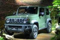 発表会会場での新型「ジムニーシエラ」。