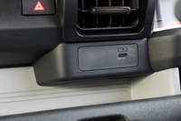 ダッシュボード中央部にはスマートフォン充電用のUSBタイプCポートが備わっている。ラジオはないが、Bluetoothでスマートフォンを接続して音楽などを楽しめる。