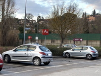 こちらも往年の大ヒット車種である「プジョー206」。コープ（生協）の駐車場で2022年1月撮影。