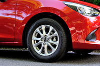 1.3ガソリン車と1.5ディーゼル車のベースグレードには185/65R15サイズのタイヤが装着される。