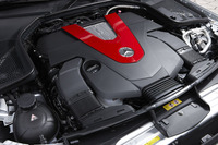 クランクケースやシリンダーヘッドをアルミ製とすることで軽量化が図られた、V6直噴ターボエンジン。2000rpmの低回転域から53.0kgmの最大トルクを発生する。