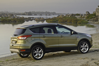 「タイタニアム」は充実した装備が自慢。「アクティブシティーストップ」やBLISなどの安全装備が備わる。
    