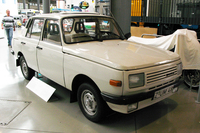 「ヴァルトブルク353」は1リッターの2ストローク3気筒エンジン（45ps）を搭載し、最高速125km/h、0-100km/h加速：27秒という動力性能を備えていた。1966年にデビューし、その後30年以上、造り続けられた。