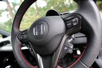 ステアリングホイール右側に設置された「プラススポーツボタン」。作動条件を満たした状態でボタンを押すと、エンジン出力とモーターアシストが最大化される。