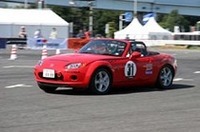 プロドライバーによるワンメイクレースカーの同乗体験。マツダ・ロードスターのステアリングを握る山路慎一選手は、毎回、すべてのコーナーをドリフトで駆け抜けた。その見事な腕前とサービス精神に脱帽。