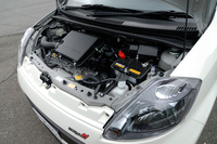 「パッソTRDスポーツM」のエンジンルーム。