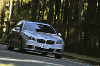 箱根のワインディングロードを行く。試乗車は「Mスポーツサスペンション」と「ダイナミックダンピングコントロール」（オプション）で足元を固めている。