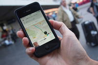 ウーバーのアプリで目的地を入力すると、ドライバー名と車のモデル名、ナンバー、現在地、そしてリアルタイムの配車予定時刻が表示された。