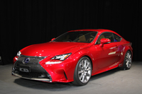 見る者をひと目で魅了するダイナミックなシルエット、とうたわれるプレミアムスポーツクーペの「レクサスRC300h」。