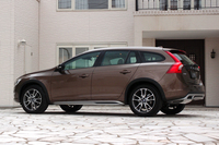 
	「V60」よりも高い車高や、ホイールハウスを取り囲むフェンダーエクステンションが、外観上の特徴。
	