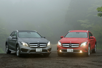 今回のテスト車「GLA250 4MATIC」（写真右）と、スポーティーモデルの「GLA250 4MATIC Sports」（同左）。両者は、内外装の仕立てやサスペンションのセッティングなどに差異がある。
    