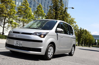 今回新たに「ポルテ」の兄弟車として登場した「スペイド」は、水平基調のラインを強調したクールなデザイン。筆者はどちらかというとこちらのほうが好み。グレード体系はポルテと同じ。