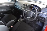 「スイフト」のインテリアは、ほぼ従来型を受け継ぐ。変更点は、シート表皮や、デュアルジェットエンジン搭載モデルの、エコドライブをアシストする専用メーターの採用など。